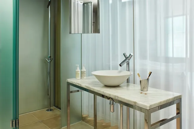 Loft, Junior Suite, King Bed, Sanderson London 3/3