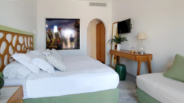 غرفة سوبيريور بسرير كينج بإطلالة جزئية على البحر، SAN ANTONIO SUMMERLAND 5/7