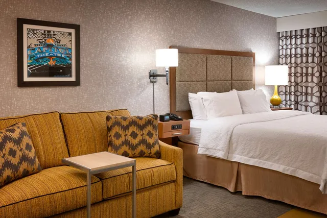 غرفة بسرير كينج مع أريكة، Hampton Inn Salt Lake City-Downtown 1/4