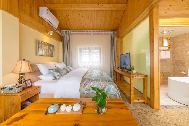 Deluxe, Suite, 2 King Beds, C'est La Vie Boutique Inn 4/6