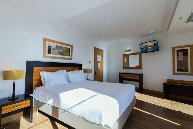 غرفة بسرير مزدوج وسرير فردي، Hotel Quarteira Sol 2/4