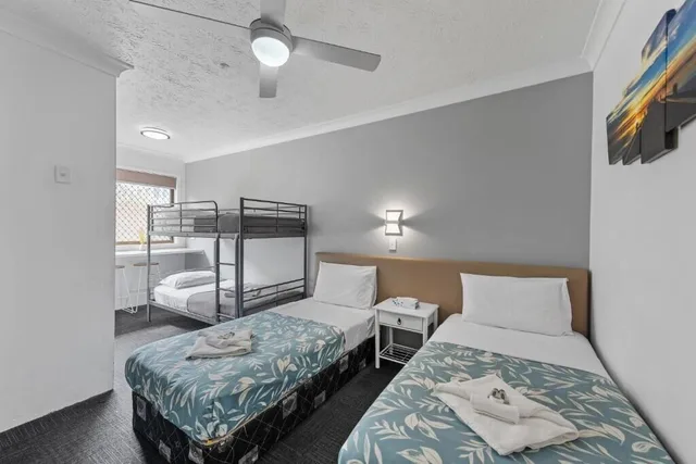غرفة عائلية بسريرين منفصلين وسرير كوين وسرير بطابقين، Gold Coast Inn 4/8
