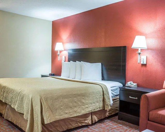 غرفة بسرير كينج للمدخنين، Quality Inn and Suites Monroe NC 2/3