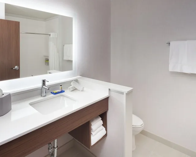 غرفة قياسية بسريرين كوين لذوي الإعاقة، Holiday Inn Express Doral Miami 4/4