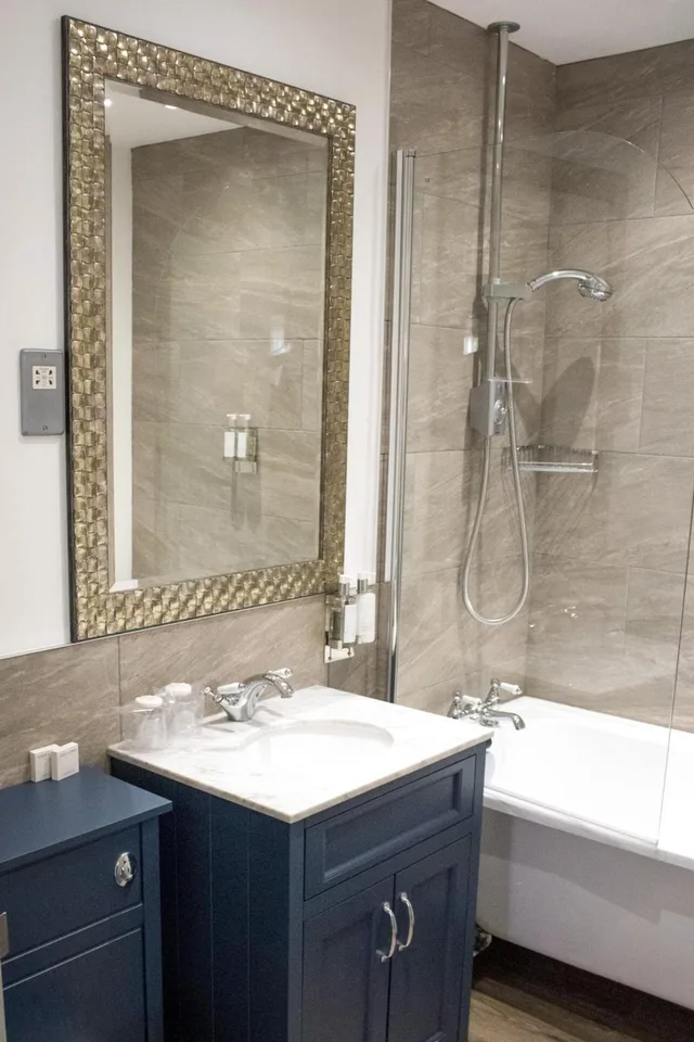 جناح جونيور، The Christopher Hotel 8/9