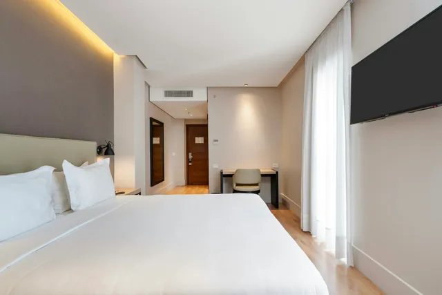غرفة بسرير كينج لذوي الإعاقة، Palmaroga Hotel Asuncion, Tapestry Collection by Hilton 1/3