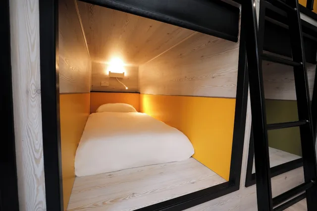 Japanese, Mixed Dorm, Pod, 18 Beds, Shared Bathroom، The West End Hotel 2/3