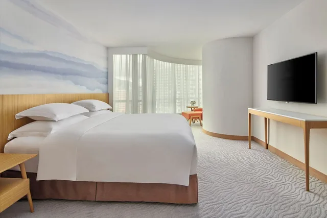 جناح بسرير كينج بغرفة نوم واحدة بمنطقة جلوس، Crowne Plaza Zhuhai City Center 1/3