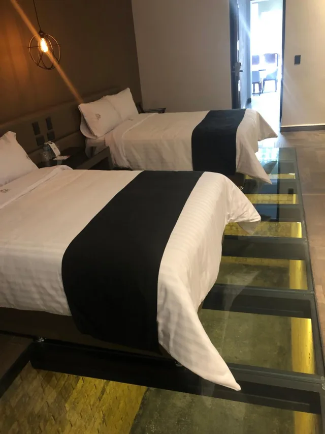 غرفة بسريرين منفصلين بحوض استحمام، Hotel Isabel Unico 4/10