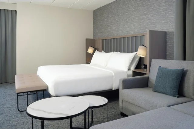 جناح جونيور بسرير كينج مع أريكة، Sheraton Framingham Hotel Conference Center 2/6