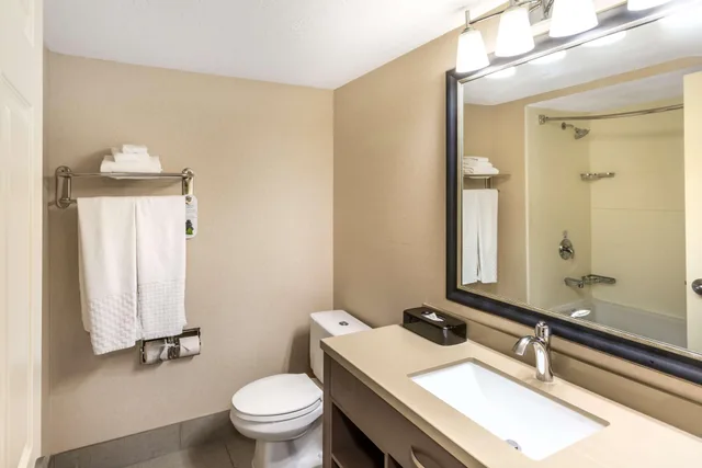 غرفة بسريرين كوين بشرفة، Best Western Plus Cotton Tree Inn 6/6