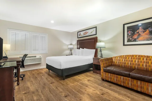 جناح بسريرين كوين مع أريكة بمطبخ، Best Western Rose Garden Inn 4/6