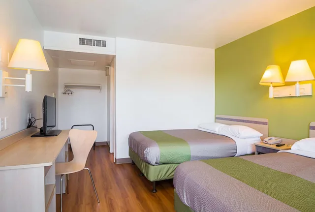 Room, Quadruple, Motel6 Pueblo, CO - I-25 2/8