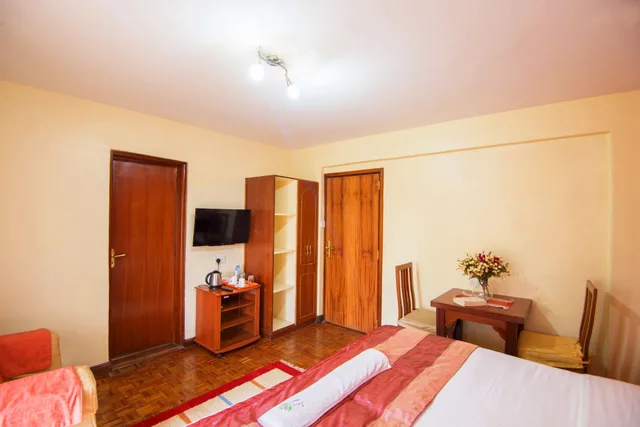 غرفة ديلوكس ركنية بسرير كينج بحمام خاص، Leon Villas Guest House 4/7
