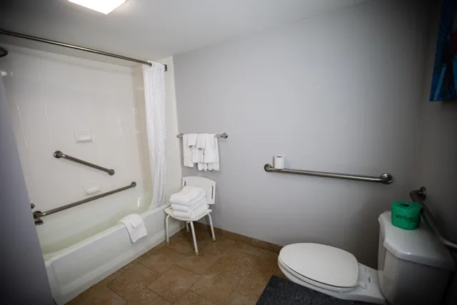 جناح بسرير كينج بغرفة نوم واحدة بحوض استحمام لذوي الإعاقة، La Quinta Inn & Suites by Wyndham Dallas I-35 Walnut Hill Ln 6/7