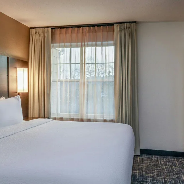 جناح بسرير كينج بغرفة نوم واحدة مع أريكة بحوض استحمام لذوي الإعاقة، Residence Inn Worcester 1/3