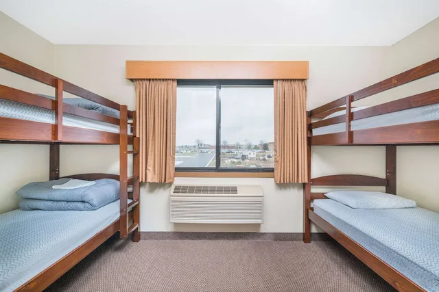 جناح بسرير كينج وأسرّة بطابقين بغرفتي نوم، Days Inn & Suites by Wyndham Baxter Brainerd Area 2/5