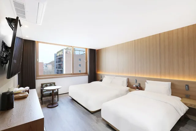 غرفة بريميوم بسريرين منفصلين وسرير كينج، Carlton Hotel 3/6