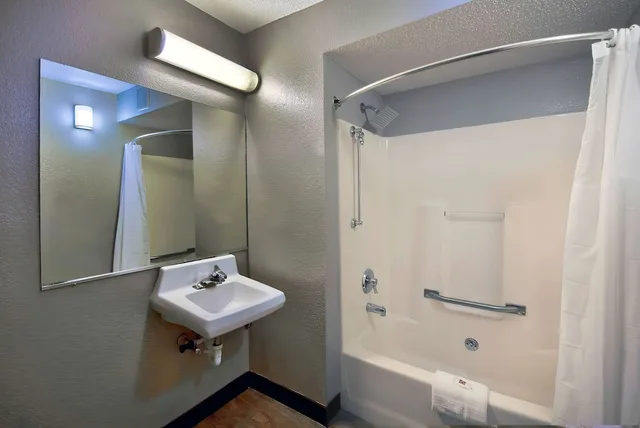 غرفة بريميوم بسرير مزدوج، Motel6 Warren, MI - Detroit East 5/5