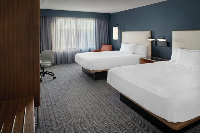 غرفة بسريرين كوين لذوي الإعاقة، Courtyard by Marriott Kansas City Shawnee 1/4