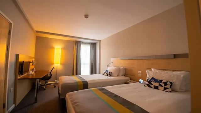 غرفة قياسية بسريرين منفصلين، Holiday Inn Express Hull City Centre 1/7