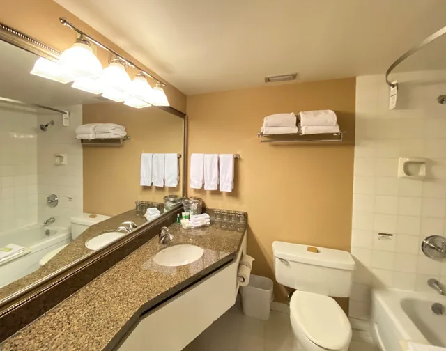 غرفة بسريرين كوين بإطلالة على الشاطئ في المبنى الرئيسي، Penticton Lakeside Resort 3/3