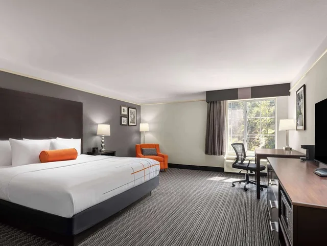 غرفة بسرير كينج، La Quinta Inn & Suites by Wyndham Santa Clarita - Valencia 2/8