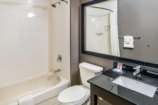 Upgrade, King Bed، Comfort Inn Sudbury East 4/4