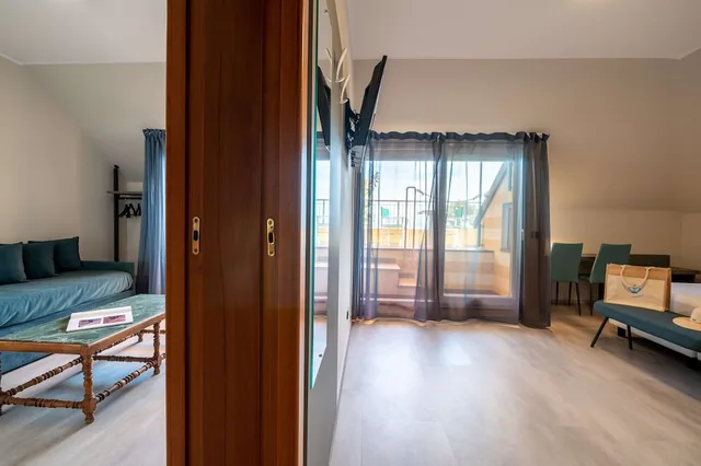 جناح بسرير كوين بإطلالة على البحر بشرفة مع أريكة بمنطقة جلوس، Best Western Regina Elena 1/10