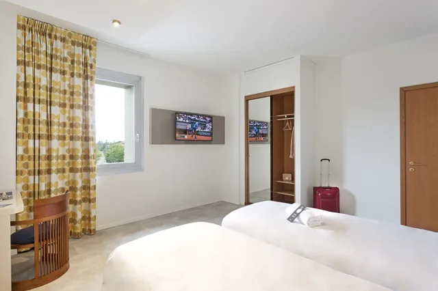 غرفة قياسية رباعية بسرير كوين وسريرين منفصلين، B&B Hotel Modena 1/10