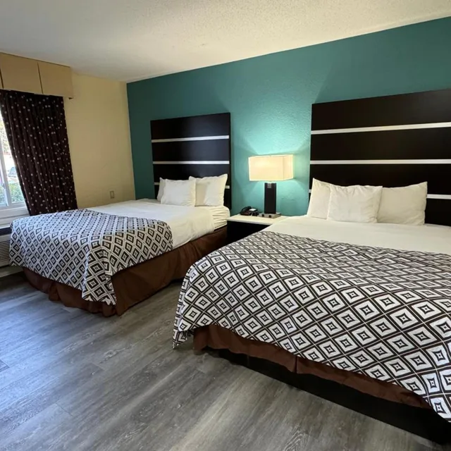 غرفة بسرير كوين، Americas Best Value Inn New London Mystic 1/2
