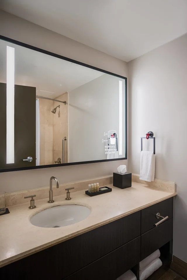 غرفة ركنية بسرير كينج، RENAISSANCE TOLEDO DOWNTOWN HOTEL 8/10