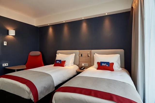 غرفة قياسية بسريرين منفصلين بإطلالة على القناة، Holiday Inn Express Amsterdam - City Hall 1/5