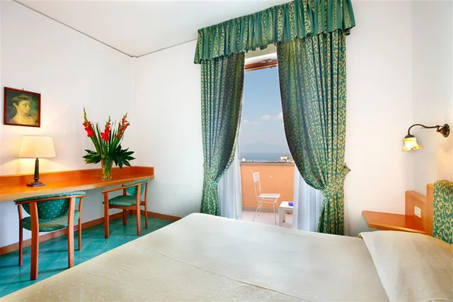 غرفة ثلاثية بإطلالة جزئية على البحر، Hotel Villa Maria 2/4
