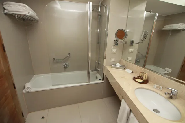 غرفة بريميوم بسرير كينج بإطلالة، Radisson Hotel Puerto Varas 2/2