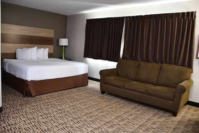 جناح ديلوكس بسرير كينج بشرفة بحوض جاكوزي، Baymont Inn and Suites by Wyndham Platteville 1/10