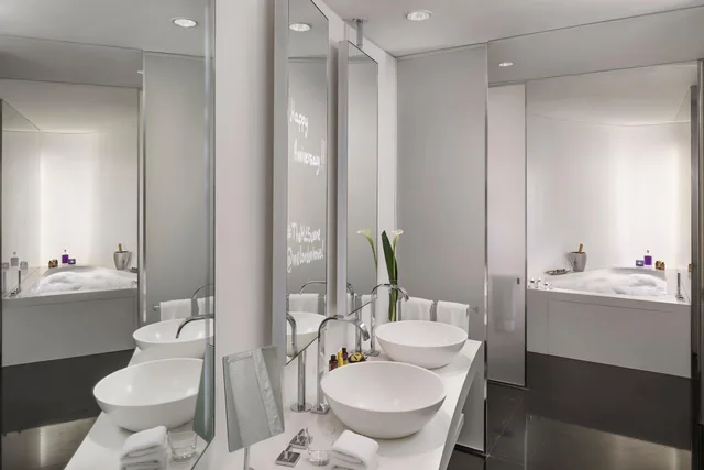 Skyline, Beyond Me, London, Suite, Terrace View، Me London Hotel 3/9