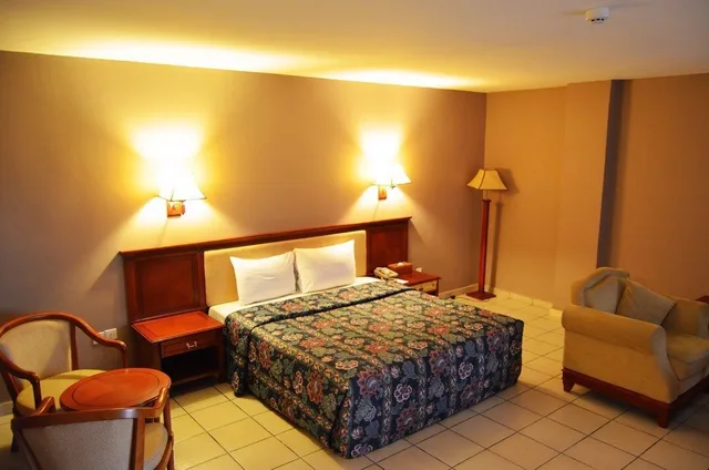جناح بسرير كوين، Mensvic Grand Hotel 1/2