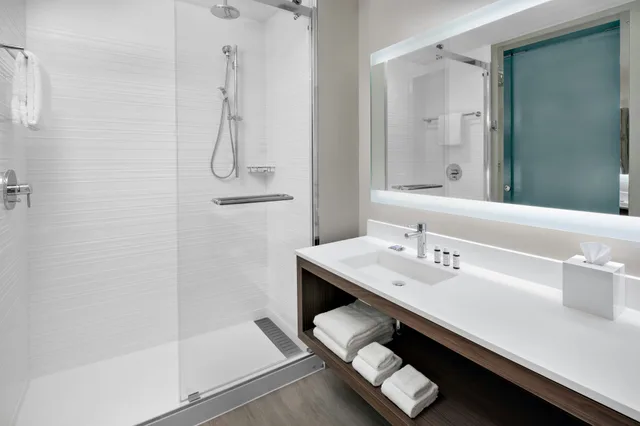غرفة بسريرين كوين، AC Hotel Kingston, Jamaica 2/3