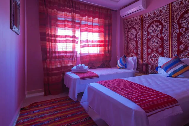 غرفة تقليدية بسريرين منفصلين بحمام خاص، Puerta Azul 3/4