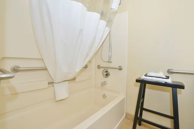 غرفة قياسية بسرير كينج لذوي الإعاقة، Best Western Coach House 9/9