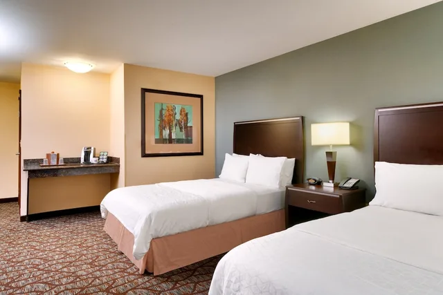 غرفة قياسية بسريرين كوين لذوي الإعاقة، Holiday Inn Express Hotel And Suites Butte 2/4