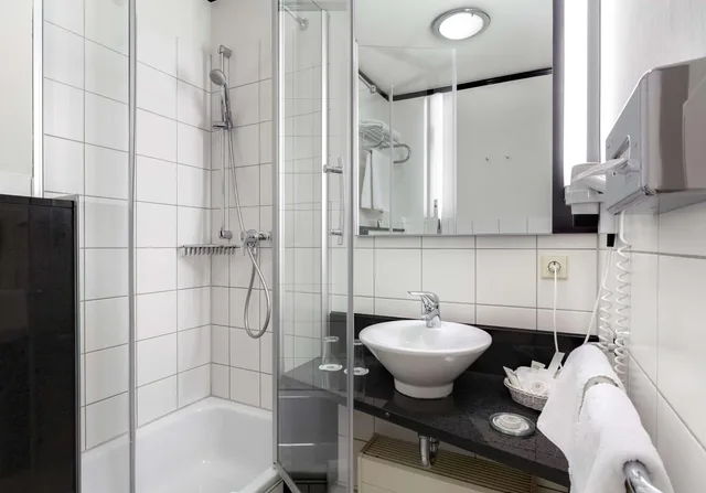غرفة قياسية بسرير كينج وسرير كوين، Best Western Hotel Nuernberg City West 3/3