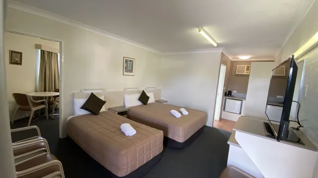 Family Suite, 2 Double and Twin Beds، Sapphire City Motor Inn Inverell 5/10