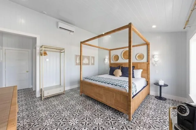 Luxury, King Bed, Anna Maria Island Inn 1/4