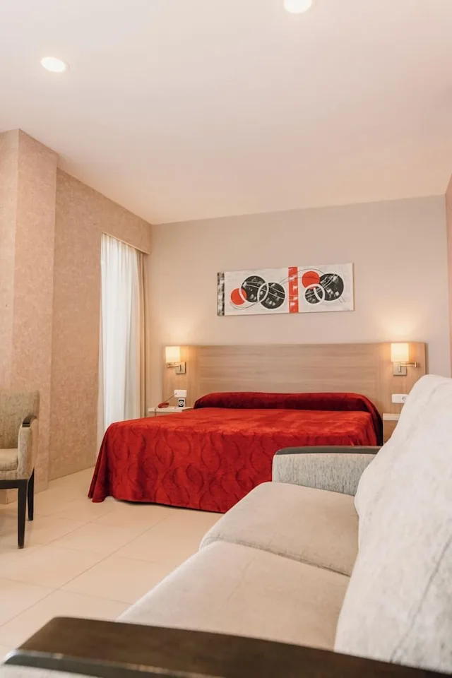 غرفة قياسية بسرير كينج، Hotel Lodomar Spa And Talasoterapia 3/5