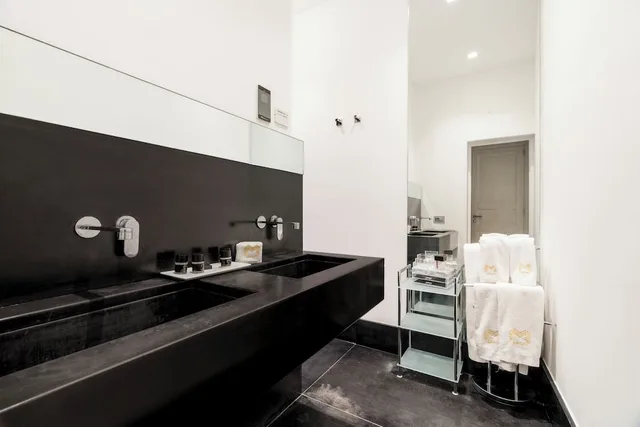 جناح بسرير كوين بشرفة، VILLA MAGIA 4/8