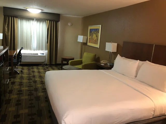 غرفة بسرير كينج، Holiday Inn Express Hotel & Suites Corning 1/3