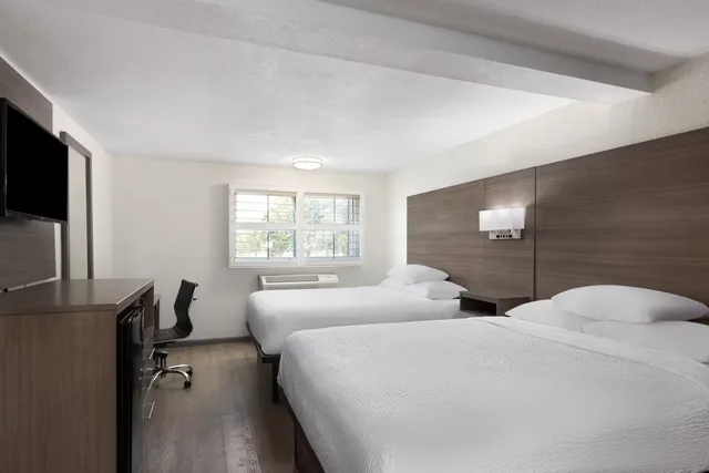 جناح بسريرين كوين، Ramada by Wyndham Medford Airport North 1/2