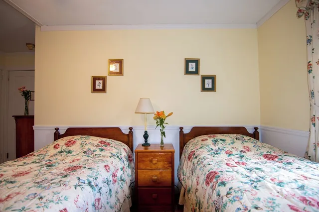 غرفة بسريرين منفصلين بإطلالة على الفناء، Blackberry River Inn 2/3